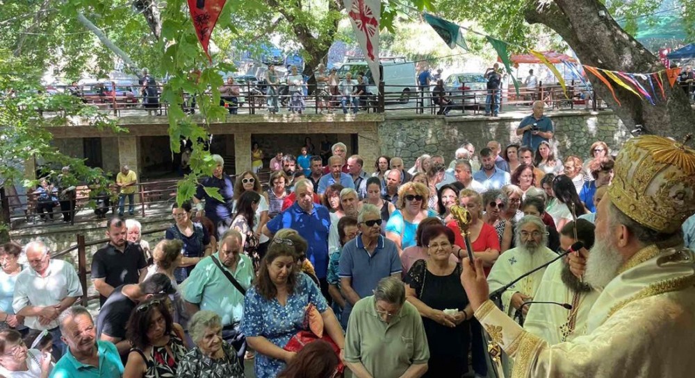 Πλήθος κόσμου στο εκκλησάκι της Εύβοιας που είναι κρυμμένο στη φύση