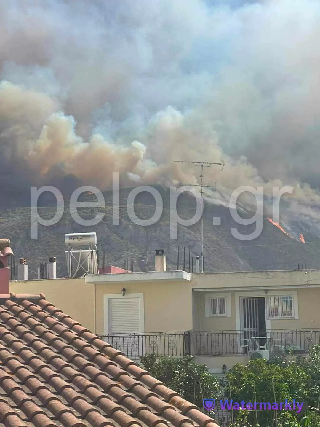 Μεγάλη φωτιά στο Αίγιο – Απειλούνται σπίτια
