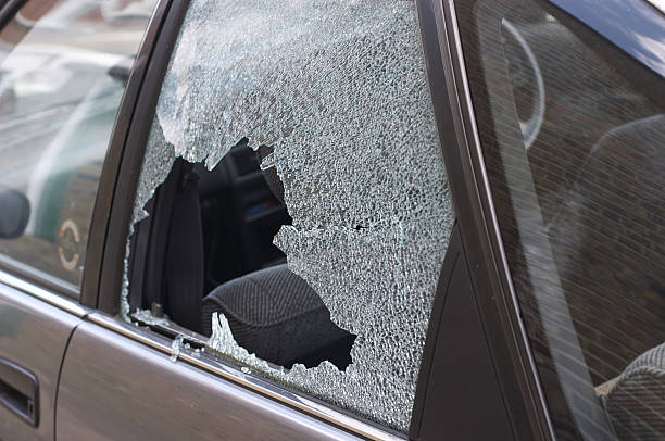 Εύβοια: Προσοχή! Δράστες σπάνε τζάμια αυτοκινήτων