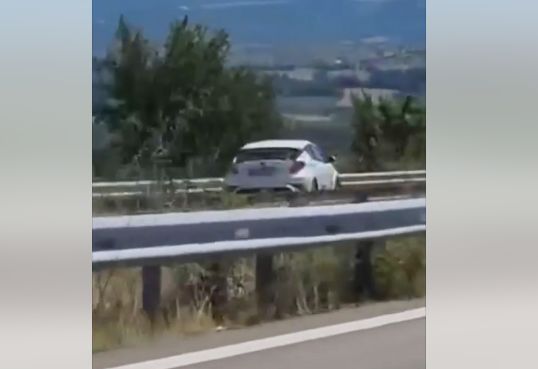 Τρομακτικό βίντεο: Αυτοκίνητο κινείται με ιλιγγιώδη ταχύτητα ανάποδα στην Εγνατία Οδό