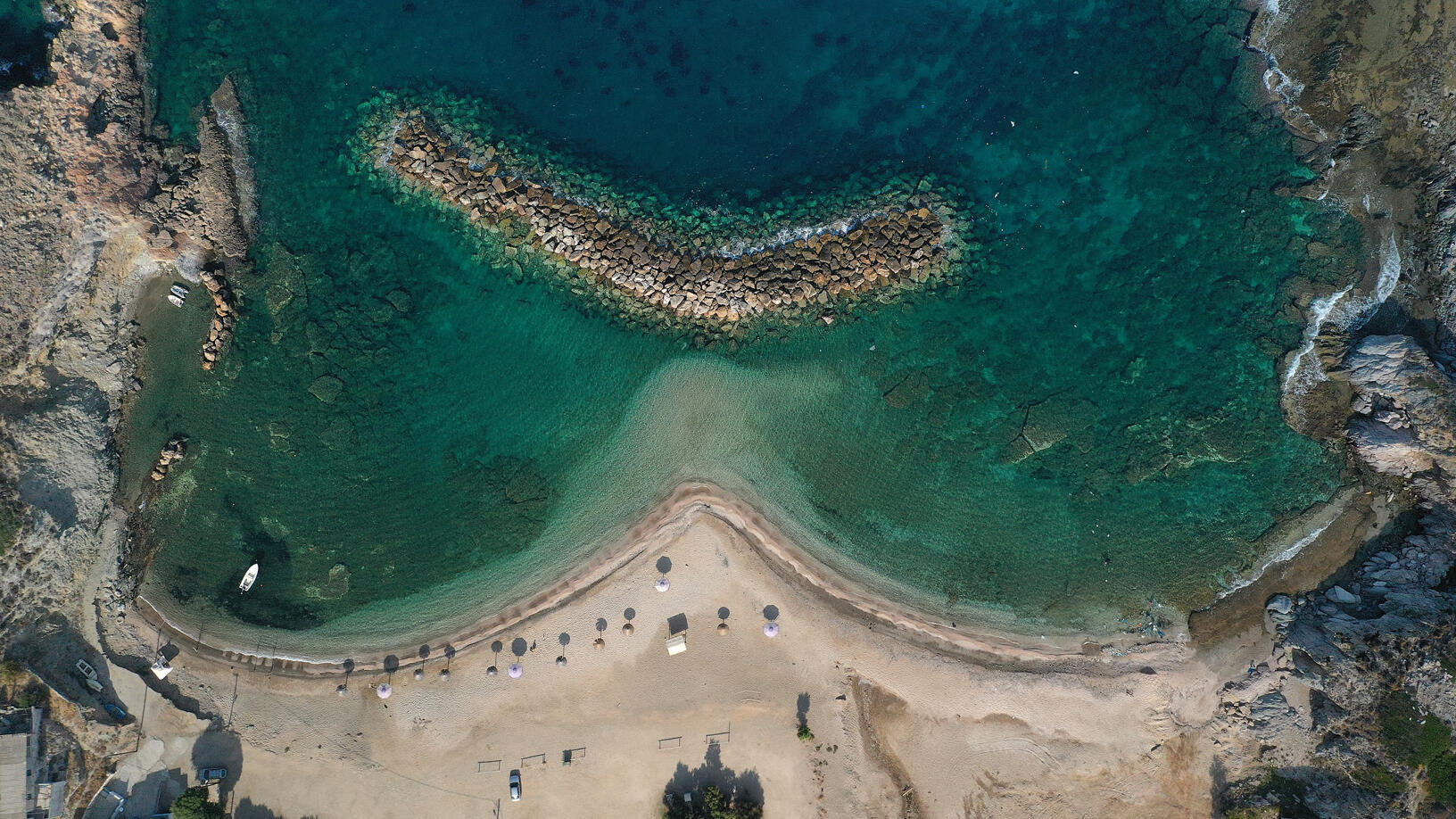 Εύβοια: Η μαγική παραλία με το σχήμα μπανάνας – Δείτε πού βρίσκεται