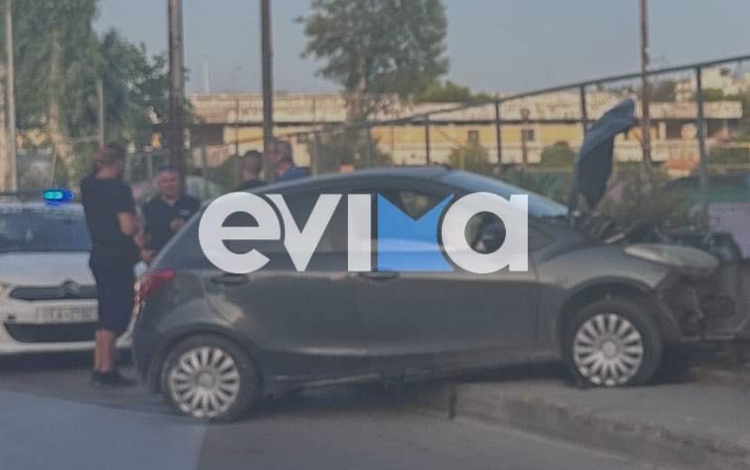 Τροχαίο στην Εύβοια: Σφοδρή σύγκρουση με δύο ΙΧ – Το ένα «καβάλησε» το πεζοδρόμιο