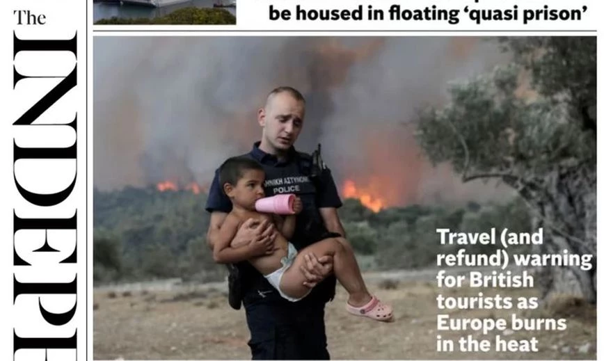 Στα πρωτοσέλιδα της Βρετανίας ο αστυνομικός με το παιδί στην αγκαλιά και τις φλόγες πίσω τους