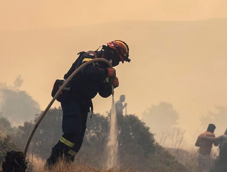 Φωτιές σε εξέλιξη: Γλείφουν τις αυλές σπιτιών στις Λούτσες Κέρκυρας οι φλόγες – Στα δύο έσπασε το μέτωπο στο Βάτι στη Ρόδο