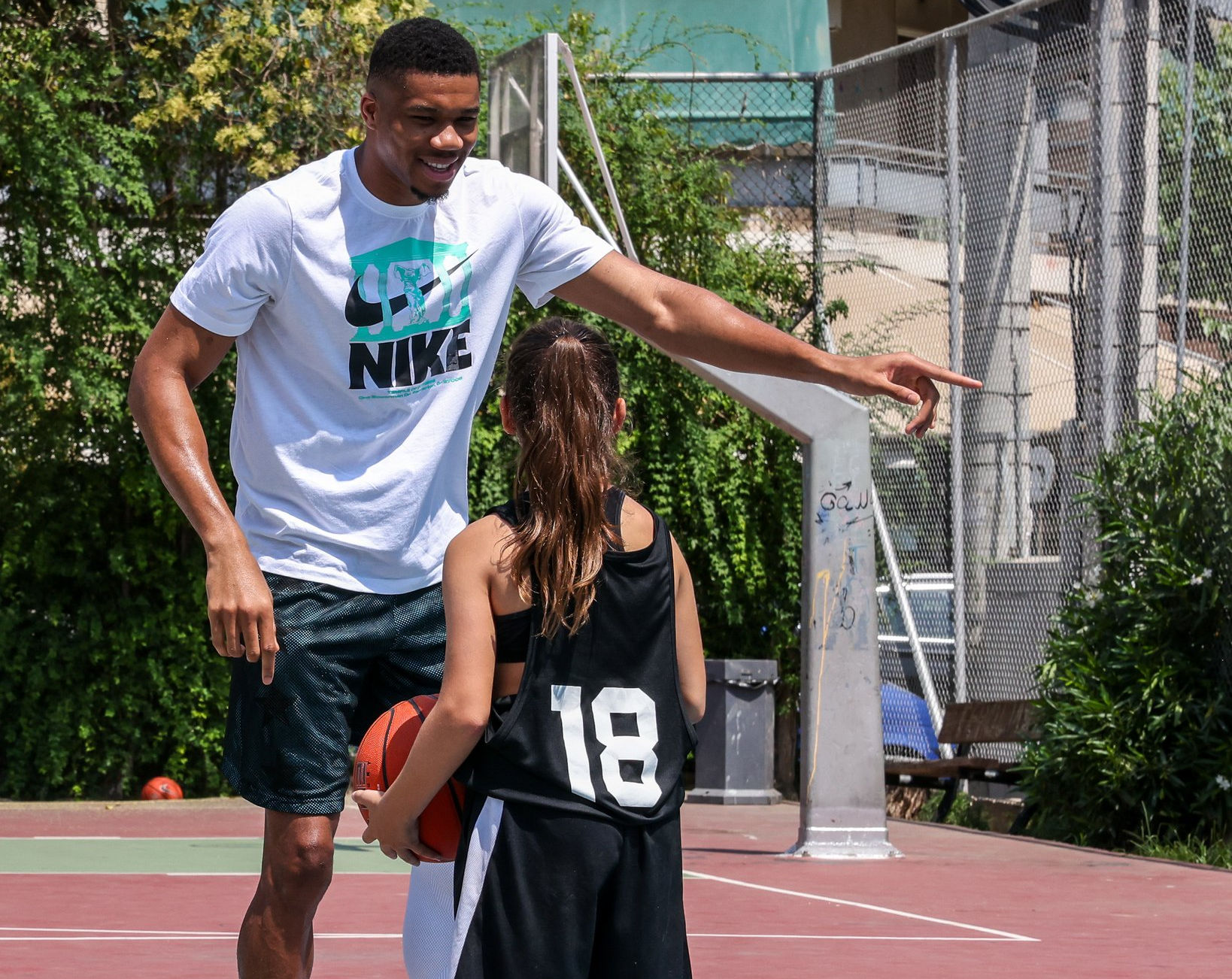Antetokounbros Academy: Ο Giannis έπαιξε μπάσκετ με παιδιά «σαν τον παλιό καλό καιρό»