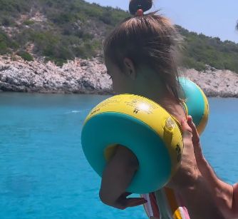 Εξοργιστικό βίντεο: Πέταξε κοριτσάκι στη θάλασσα από γιοτ και χάθηκε στο νερό – Της έφυγαν τα μπρατσάκια