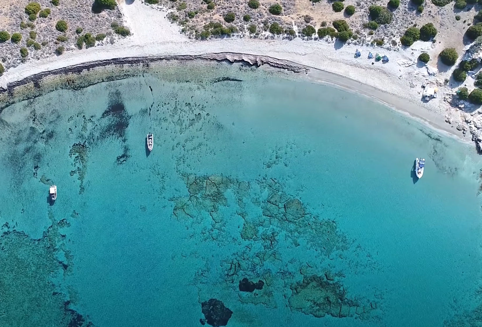 Εύβοια: Μια «μαγική» παραλία με τιρκουάζ νερά