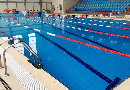 Θλίψη για τον θάνατο 37χρονης που κατέρρευσε ενώ κολυμπούσε σε πισίνα