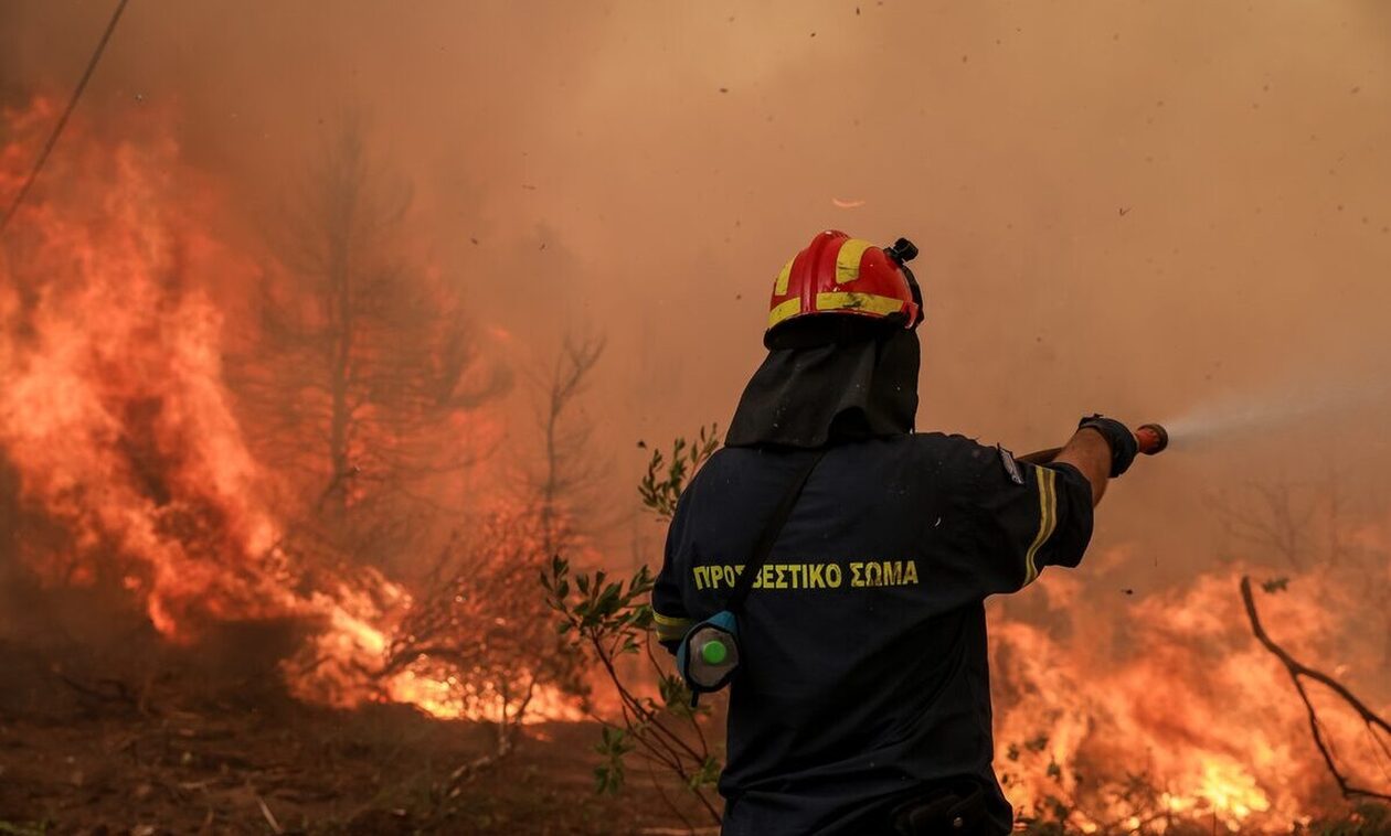 Πυροσβέστης έπαθε έμφραγμα στη μάχη με τις φωτιές