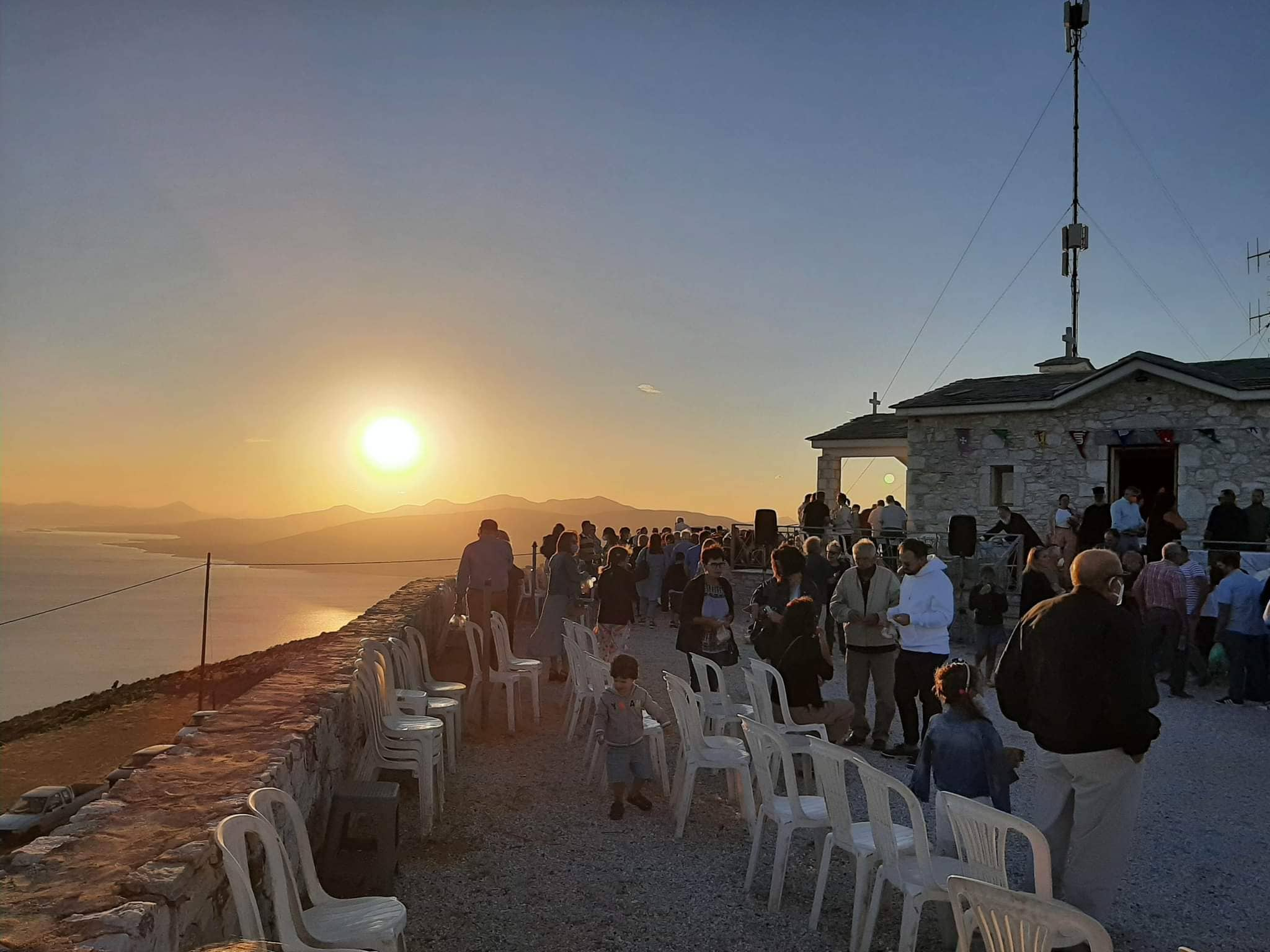 Εύβοια: To ηλιοβασίλεμα που κόβει την ανάσα στον εσπερινό του Προφήτη Ηλία