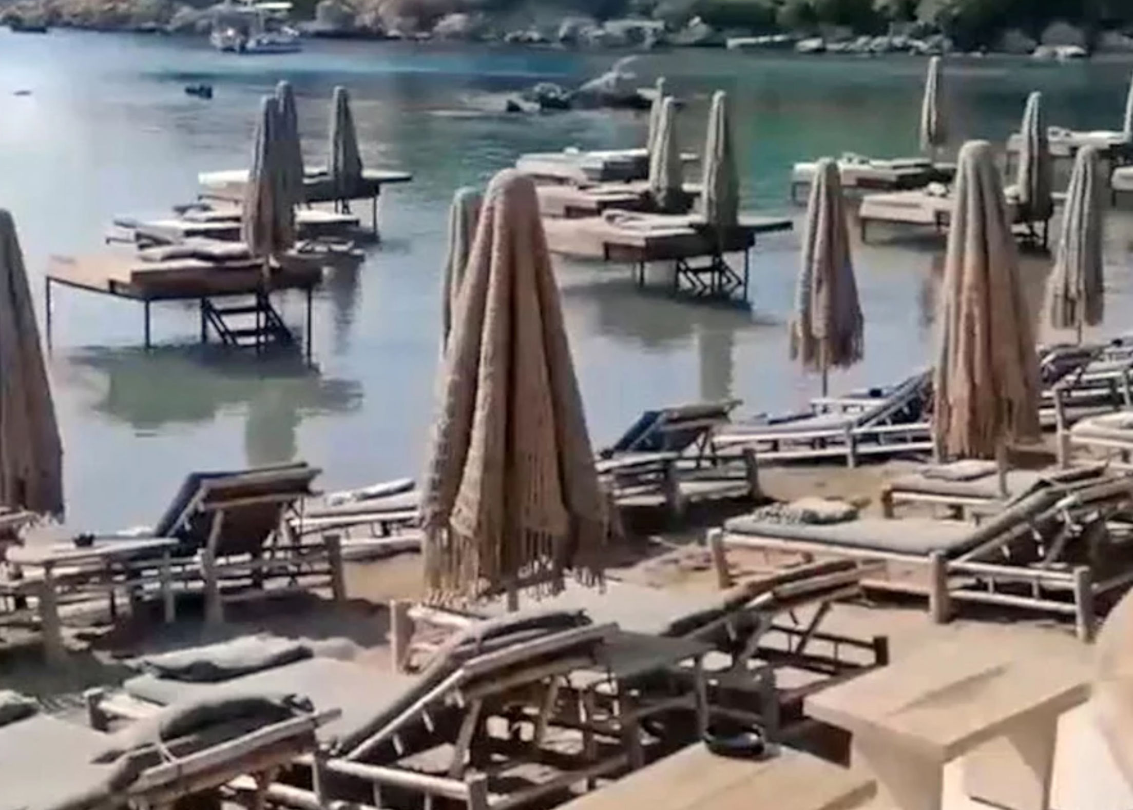 Έτσι είναι σήμερσ το beach bar με τον σερβιτόρο-δύτη στη Ρόδο (pics-video)