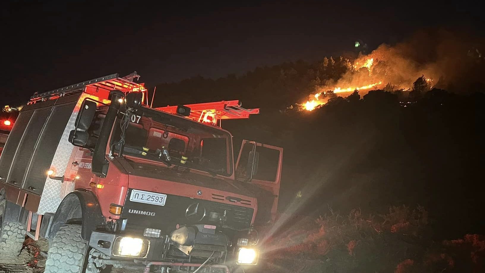 Σπανός για τις φωτιές στη Βοιωτία: Δύσκολη νύχτα για τα Δερβενοχώρια, στο Καπαρέλλι αντιμετωπίζεται επιτυχώς