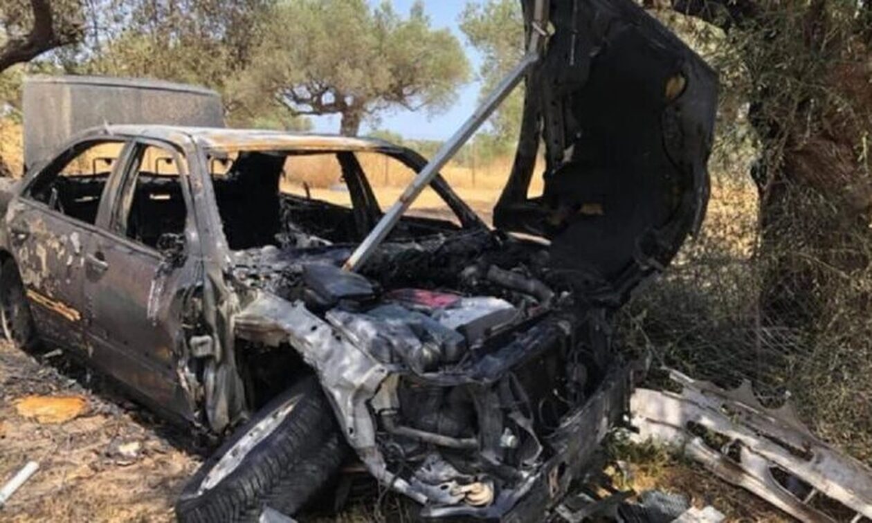 Έκλεψαν αυτοκίνητο, έπεσαν σε ελιά και πήρε φωτιά ο ελαιώνας Έκλεψαν αυτοκίνητο, έπεσαν σε ελιά και πήρε φωτιά ο ελαιώνας