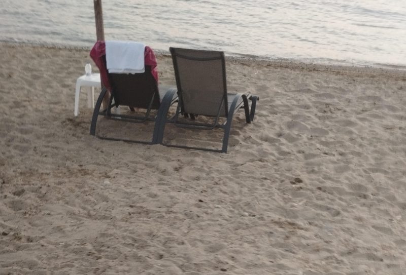 Εύβοια: Λουόμενοι βάζουν δικές τους ξαπλώστρες σε παραλία- Καταγγελία στο evima.gr