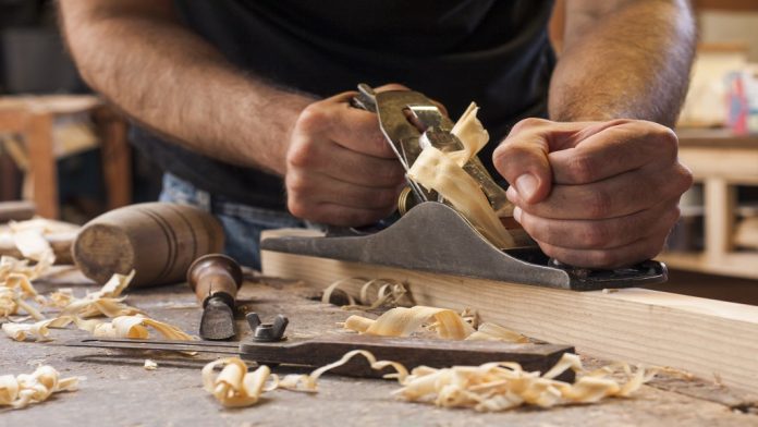 Θέσεις εργασίας στην Εύβοια: Ζητείται ξυλουργός τεχνίτης στην Ερέτρια