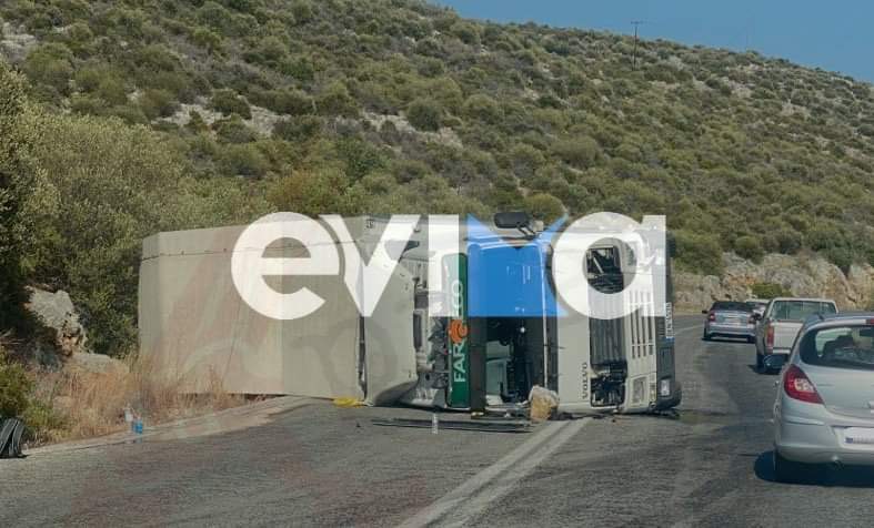 Σοβαρό τροχαίο στην Εύβοια: Ανετράπη νταλίκα και έκλεισε το δρόμο – Τραυματίστηκε ο οδηγός