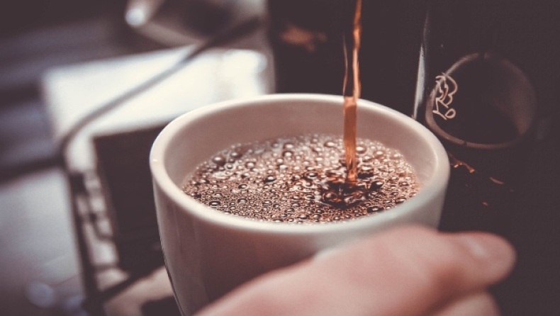 Ο επιχειρηματίας της χρονιάς: Μειώνει την τιμή στον καφέ για όποιον φέρνει φλιτζάνι, κουτάλι και ζάχαρη από το σπίτι του