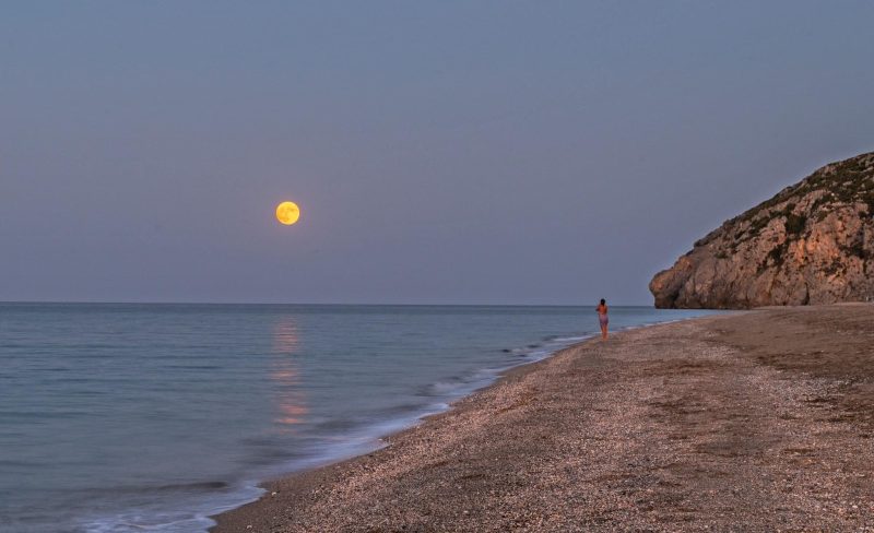 Το μπλε φεγγάρι στην Εύβοια: Μάγεψε η δεύτερη υπερπανσέληνος του Αυγούστου