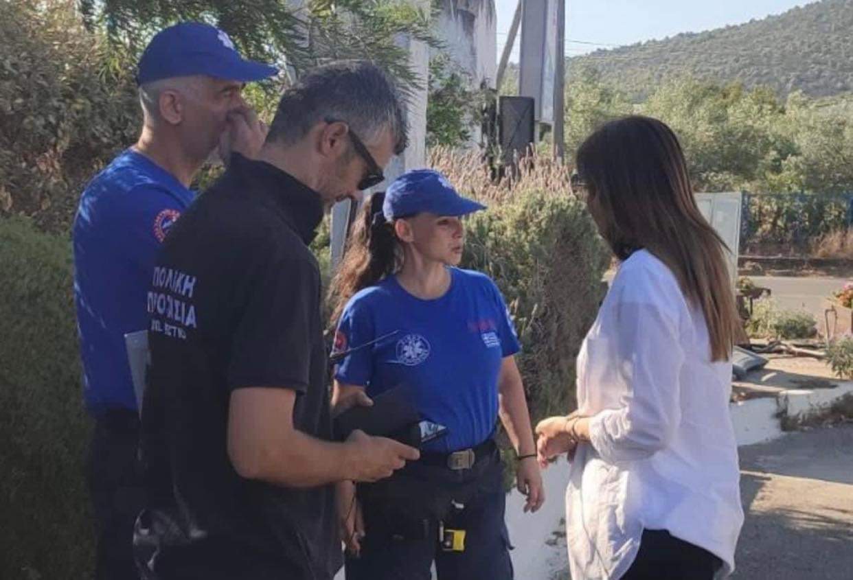 Φωτιά στην Εύβοια: Στο Βατώντα η βουλευτής Κωνσταντίνα Καραμπατσώλη