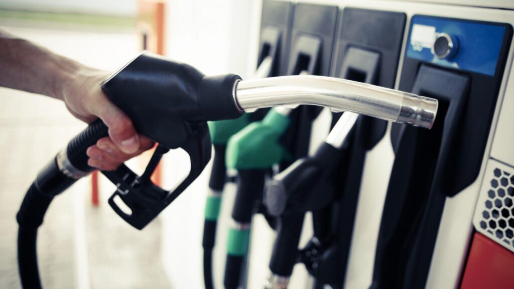 Καύσιμα: Στα ύψη η τιμή στην βενζίνη – Πέρασε το φράγμα των 2€ στα νησιά