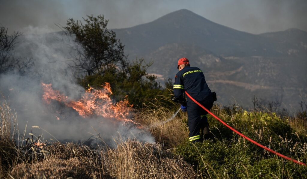 Συνελήφθη επ΄αυτοφώρω ύποπτος για εμπρησμό στον Άγιο Στέφανο – Κουβαλούσε μπιτόνια με βενζίνη