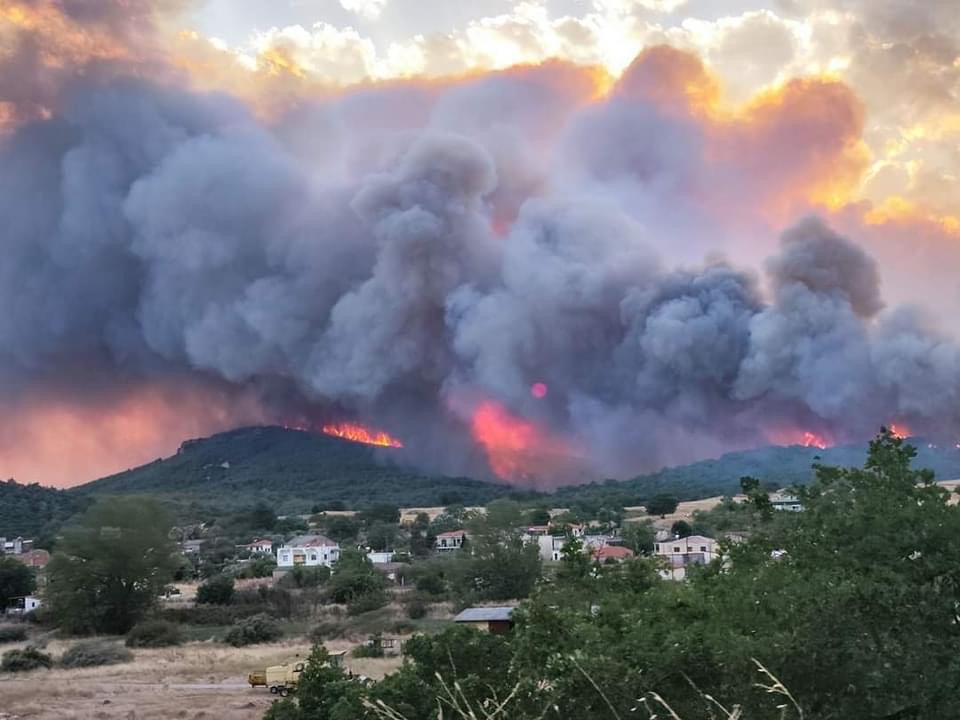 Κόλαση φωτιάς στην Αλεξανδρούπολη: Κάηκαν σπίτια και αυτοκίνητα