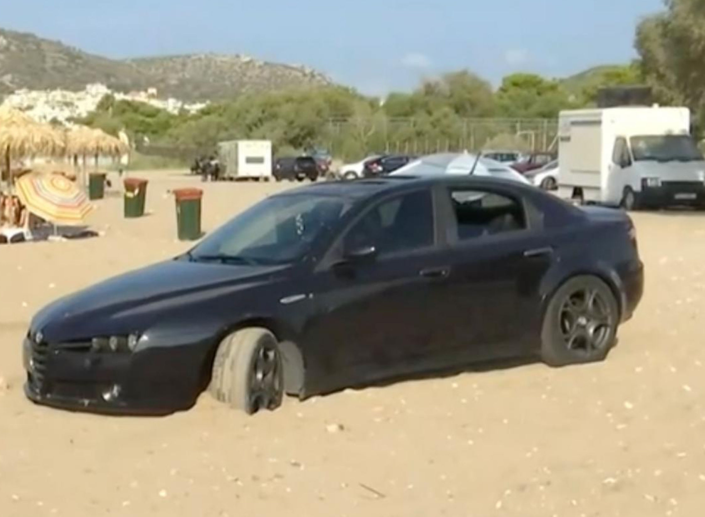 Οδηγός πάρκαρε το αυτοκίνητό του δίπλα στις ομπρέλες και… κόλλησε στην άμμο
