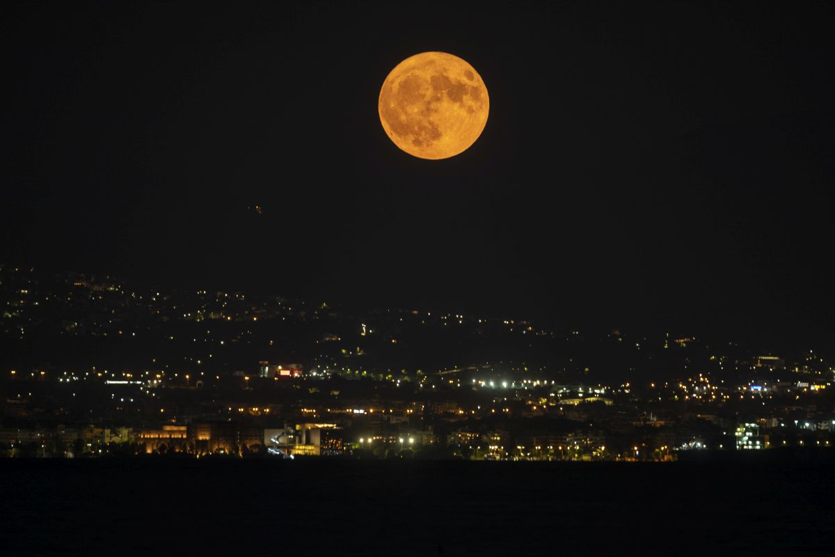 Μπλε φεγγάρι: Απόψε η σπάνια πανσέληνος του Αυγούστου – Πότε θα την ξαναδούμε