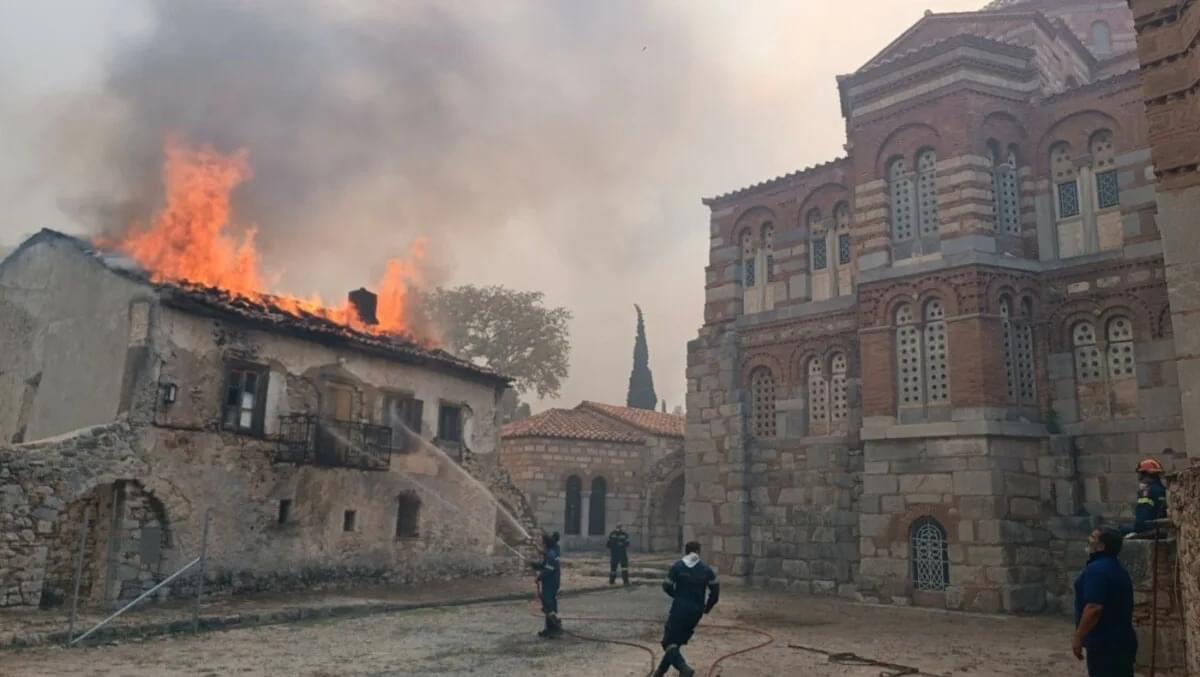 Φωτιά Βοιωτία: Και πέμπτο μέτωπο – Στις φλόγες το μοναστήρι του οσίου Λουκά