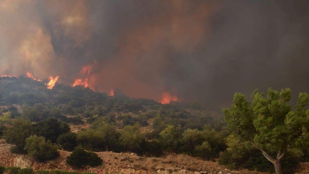 Φωτιά στην Πάρνηθα: Το «φαινόμενο της καμινάδας» φούντωσε τις φλόγες