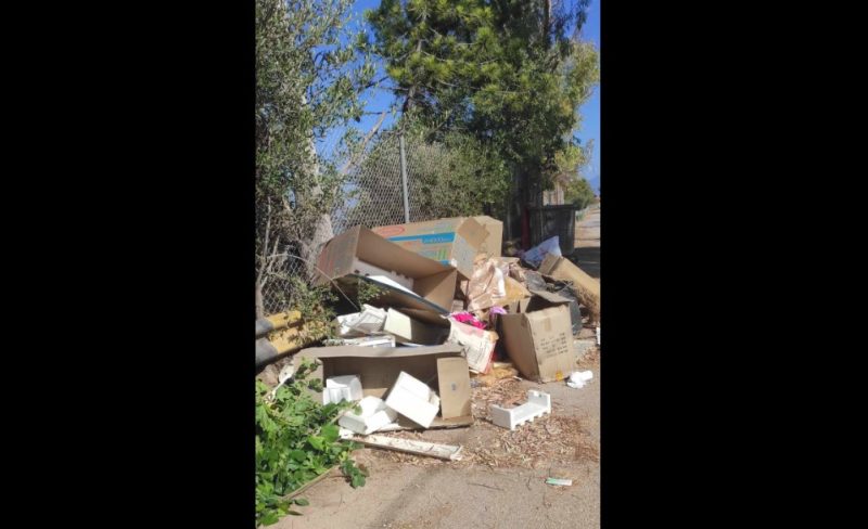 Εύβοια: Από χαρτόκουτες μέχρι εσώρουχα- Δρόμος της Χαλκίδας μετατράπηκε σε μίνι χωματερή