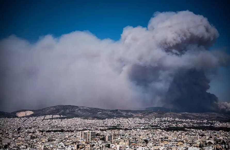 Εικόνες αποκάλυψης: Η πρωτεύουσα τυλίχθηκε σε σύννεφα καπνού- Αποπνικτική ατμόσφαιρα