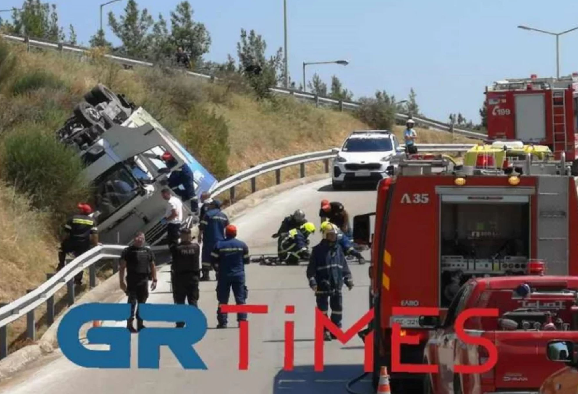 Εκτροπή φορτηγού: Απεγκλωβίστηκε ο οδηγός – Άγνωστη η κατάστασή της υγείας του (video)