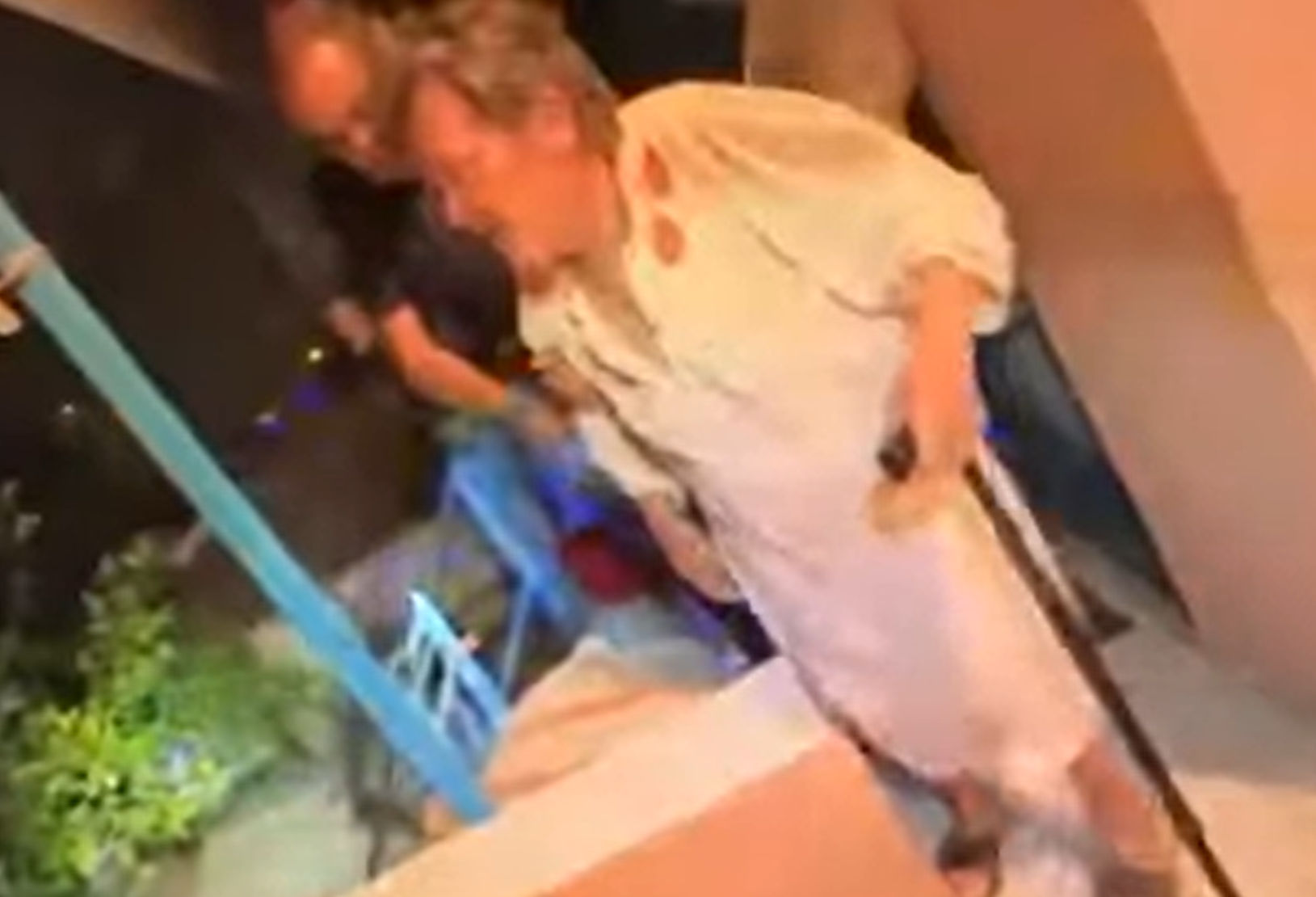 Συγκινητικό βίντεο: Γιαγιά ρώτησε αστυνομικούς που την απεγκλώβισαν αν θέλουν να τους φτιάξει καφέ