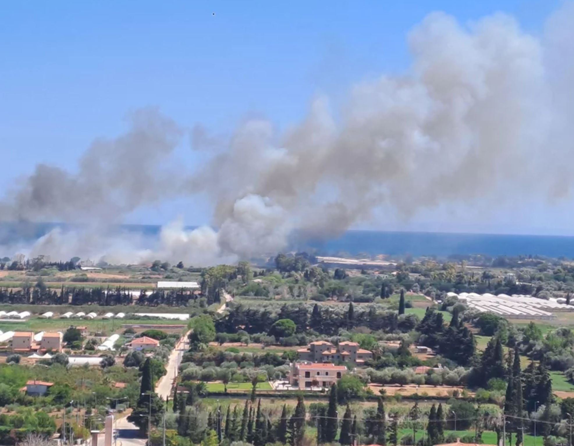 Μεγάλη φωτιά στον Μαραθώνα: Εκκενώνονται προληπτικά Παλιούρι και Ριζάρη