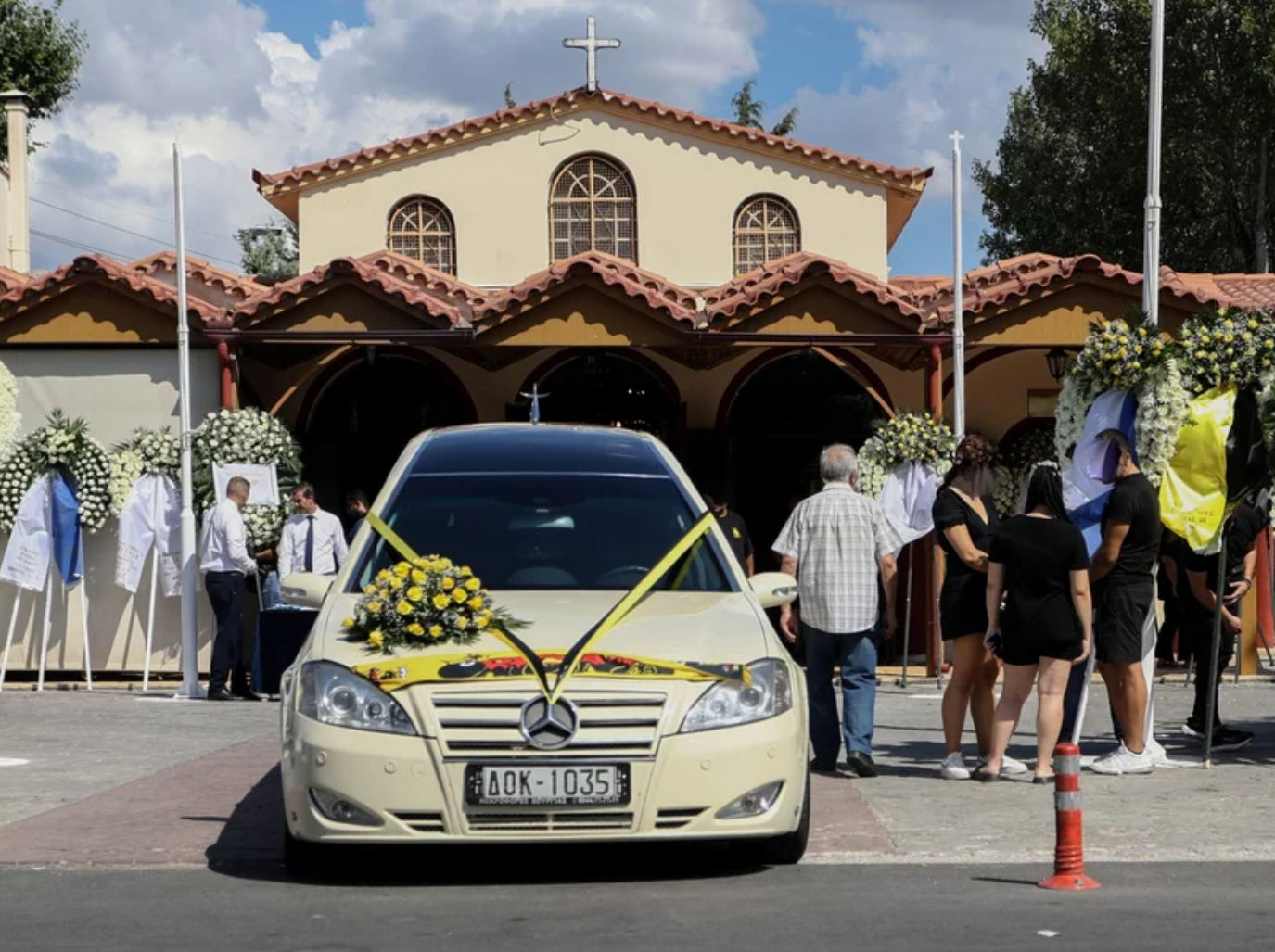 Ελευσίνα: Θρήνος και οργή στην κηδεία του αδικοχαμένου φιλάθλου της ΑΕΚ Μιχάλη Κατσουρή