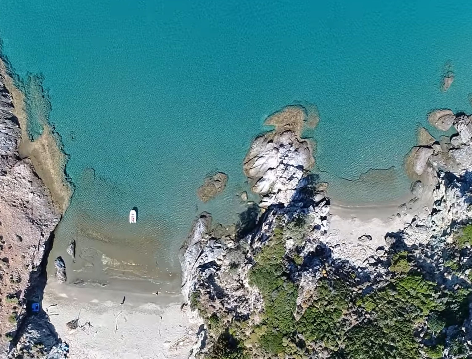 Εύβοια: Η παραλία με τα κρυστάλλινα νερά που σε «μετατρέπει» σε ναυαγό (video)