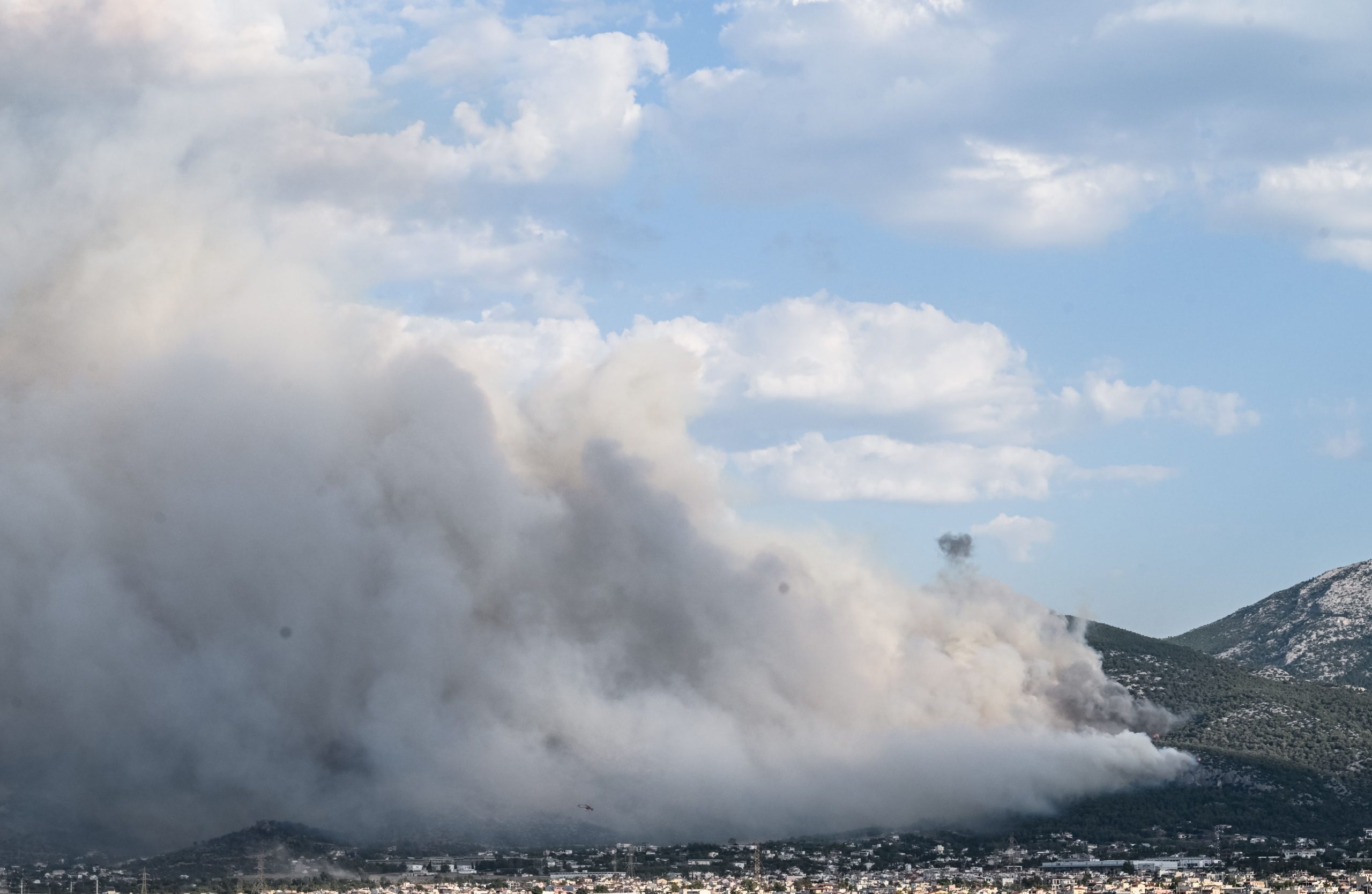 Πύρινη κόλαση στην Πάρνηθα: Καίγονται σπίτια, εκκενώθηκαν οικισμοί -Η φωτιά στον Εθνικό Δρυμό