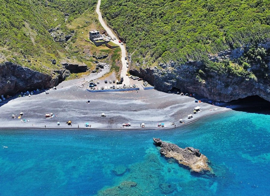 Ο μυστικός παράδεισος της Εύβοιας βρίσκεται σε αυτή την παραλία