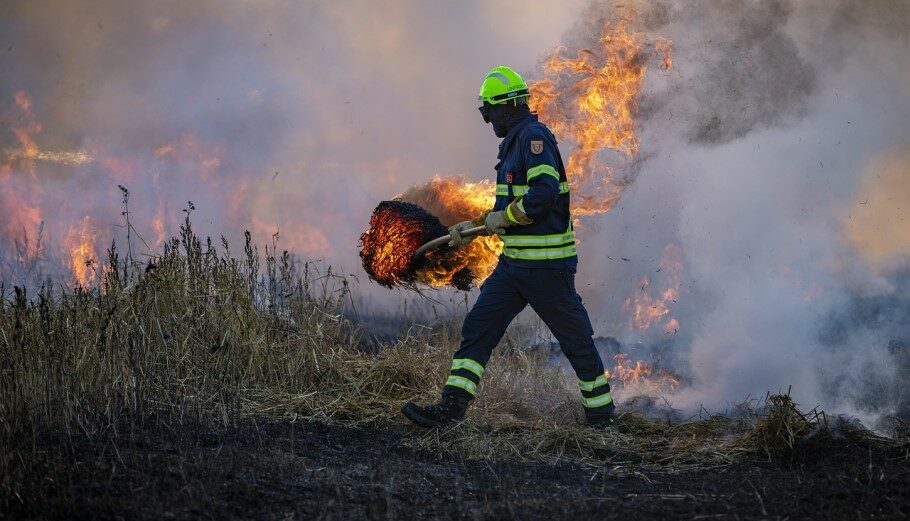 Τραυματίστηκε πυροσβέστης στη φωτιά