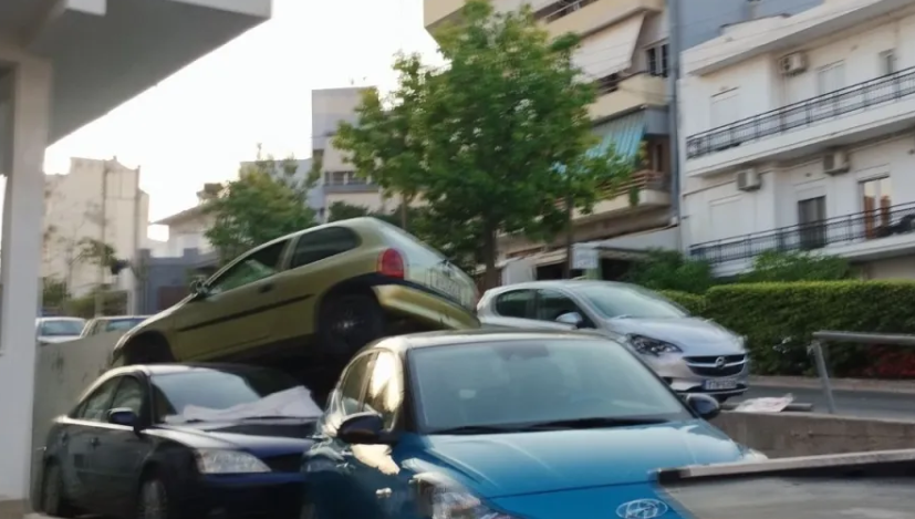 Απίστευτο τροχαίο: «Καβάλησε» δύο σταθμευμένα αυτοκίνητα σε αυλή σπιτιού