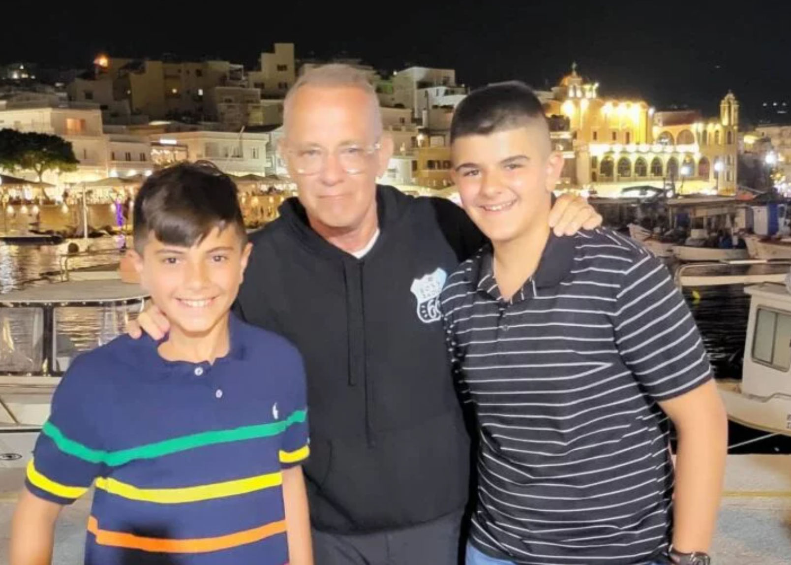 Τομ Χανκς: Διακοπές στην Κάρπαθο – Φωτογραφήθηκε με παιδιά (video)