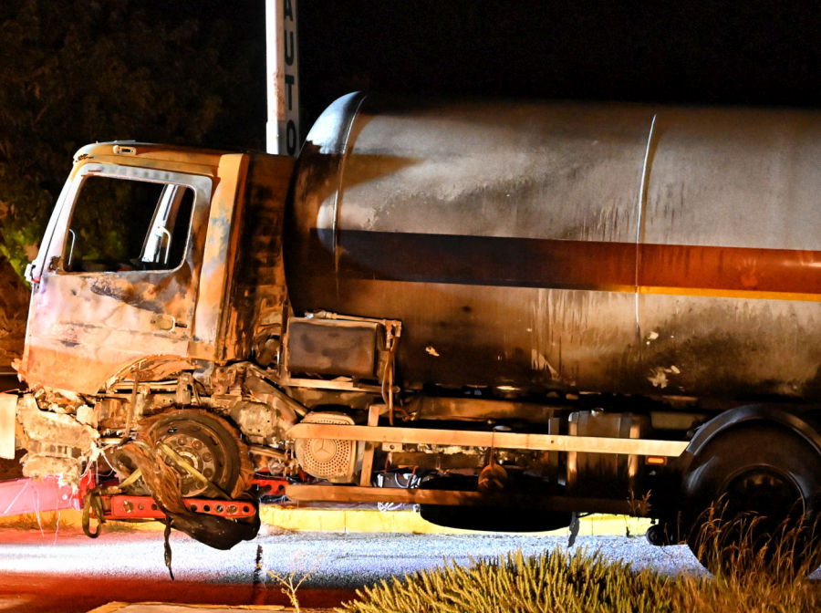 Φωτιά σε βυτιοφόρο: Δίωξη στον οδηγό και έρευνα για το κλείσιμο της Αθηνών-Κορίνθου