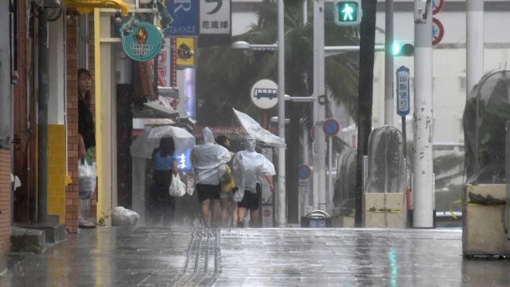 Δύο νεκροί και τουλάχιστον 62 τραυματίες από τον τυφώνα Χανούν