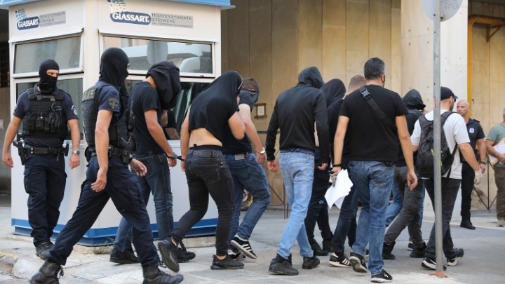 Στον εισαγγελέα οι συλληφθέντες για τα αιματηρά επεισόδια έξω από το γήπεδο της ΑΕΚ