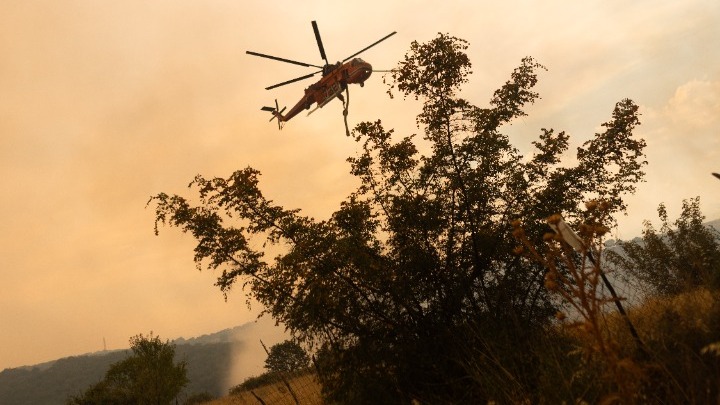 Αναζωπυρώσεις σε διάφορες πυρκαγιές αντιμετωπίζει η Πυροσβεστική