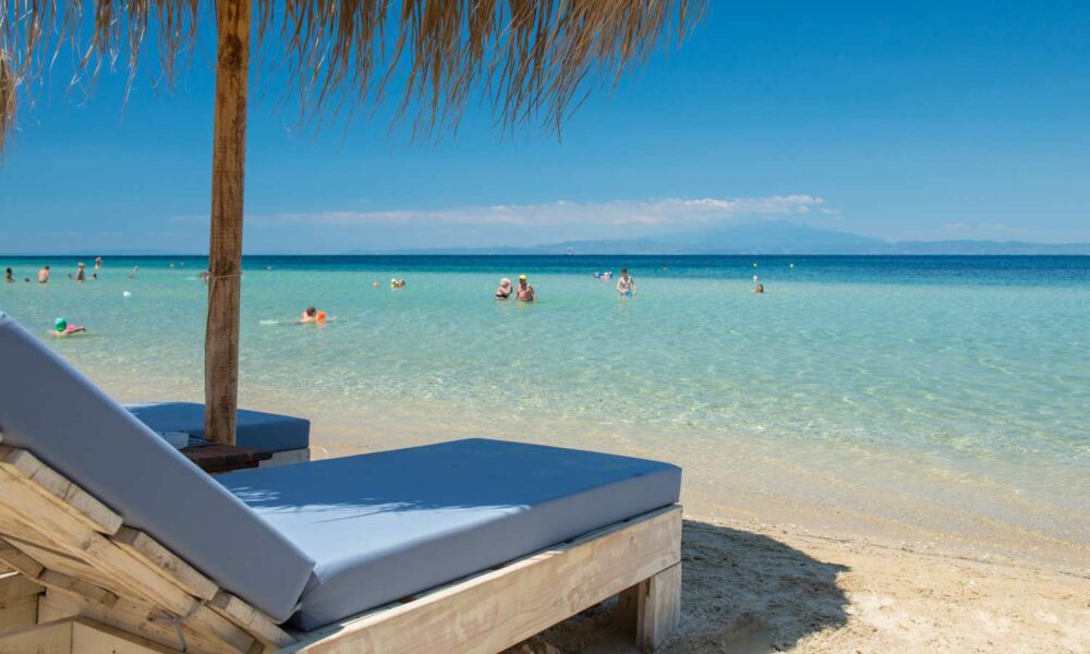 Καταγγελία από το «Κίνημα της Πετσέτας»: «Βάζουν σωματοφύλακες στις παραλίες, νοικιάζουν ξαπλώστρες για 120 ευρώ»