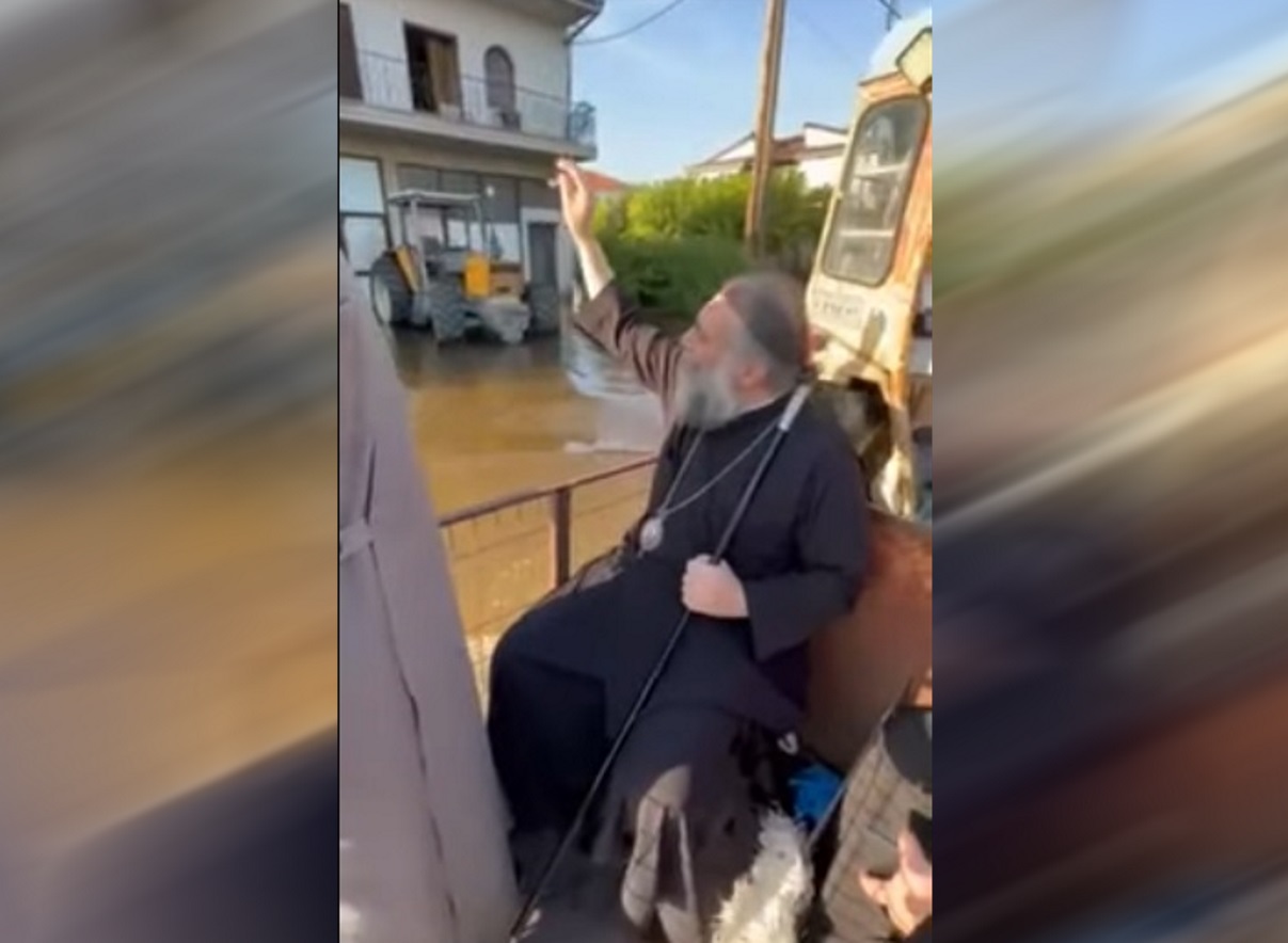 Κακοκαιρία – Τρίκαλα: Ο Μητροπολίτης Χρυσόστομος από την καρότσα τρακτέρ ευλόγησε τους πλημμυροπαθείς