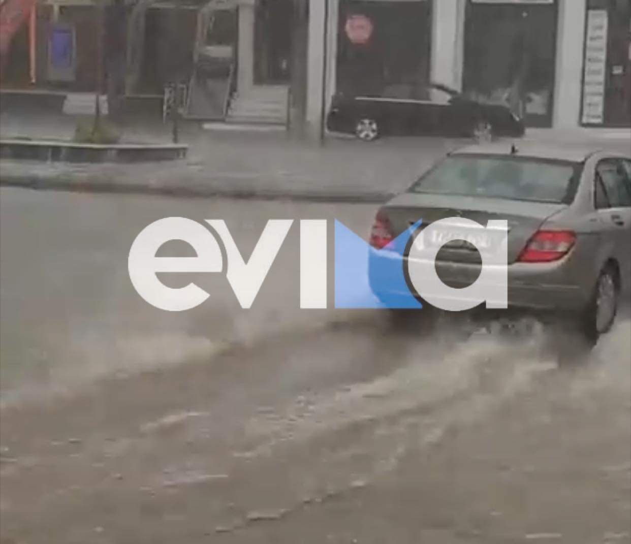 Κακοκαιρία «Elias» στην Εύβοια: Κατακλυσμός στο Αλιβέρι, πλημμύρισαν δρόμοι (pics&vid)