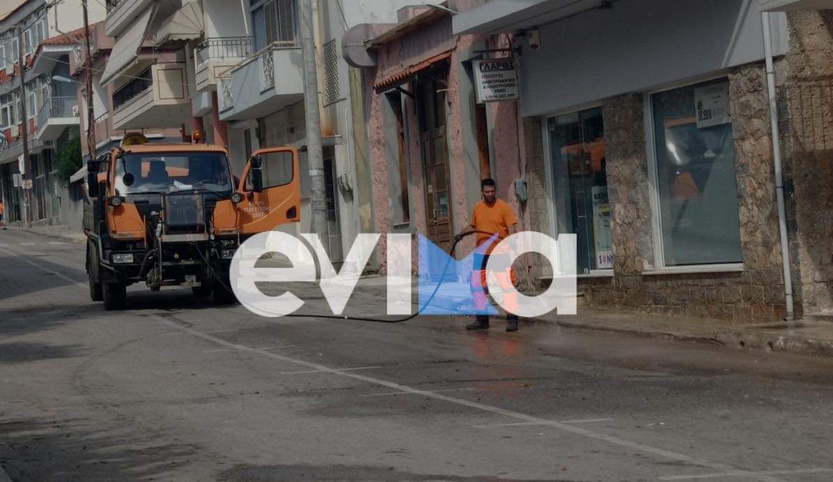 Εύβοια: Τα συνεργεία καθαριότητας του Δήμου καθάρισαν το χώρο της λαϊκής μετά το τροχαίο